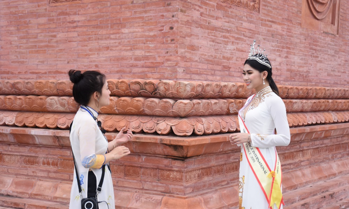 Hoa hậu Di sản Quốc tế thăm tòa tháp thời Lý với những cổ vật nghìn năm tuổi